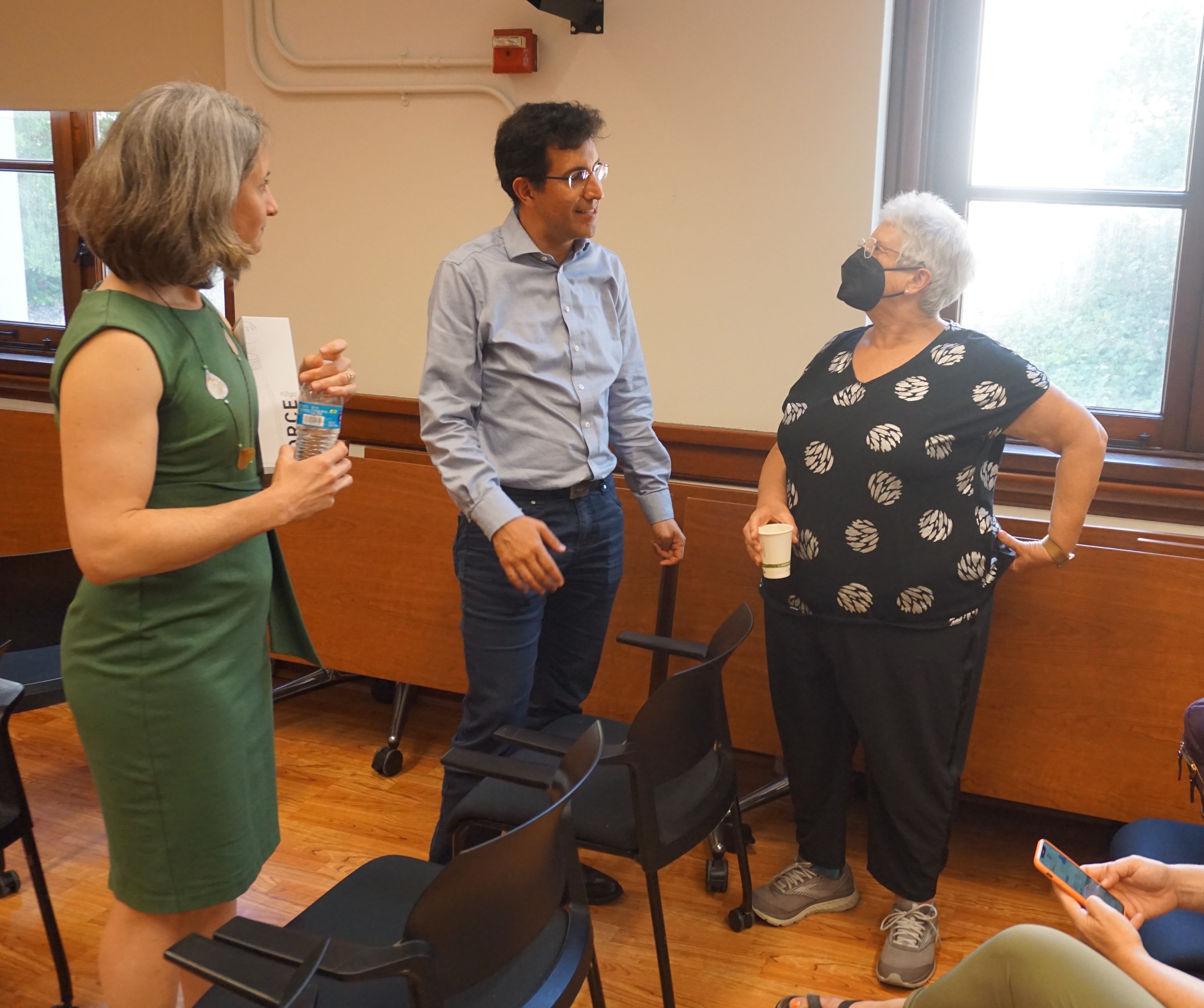 Emily Moylan, Senior Lecturer in Transport at the School of Civil Engineering, University of Sydney, presents at the ITS Transportation Seminar Emily Moylan, Senior Lecturer in Transport at the School of Civil Engineering, University of Sydney, presents at the ITS Transportation Seminar