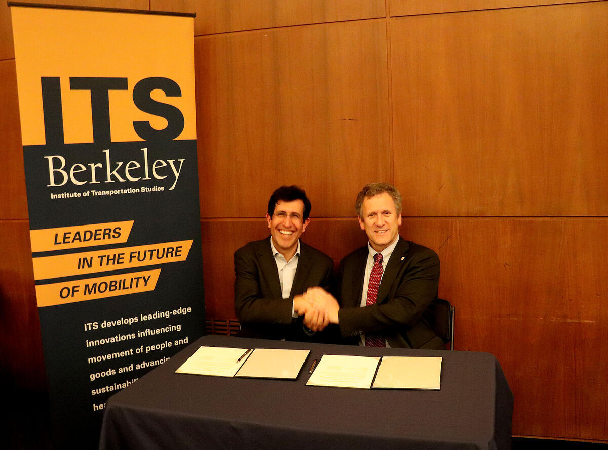 ITS Berkeley Directpr Daniel Rodriguez and Chile Minister of Transportation and Telecommunications Juan Carlos Munoz sign a memorandum of Intent ITS Berkeley Directpr Daniel Rodriguez and Chile Minister of Transportation and Telecommunications Juan Carlos Munoz sign a memorandum of Intent