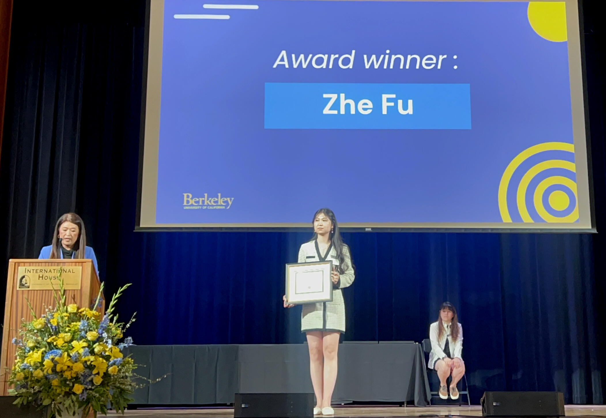 Zhe Fu receives Award