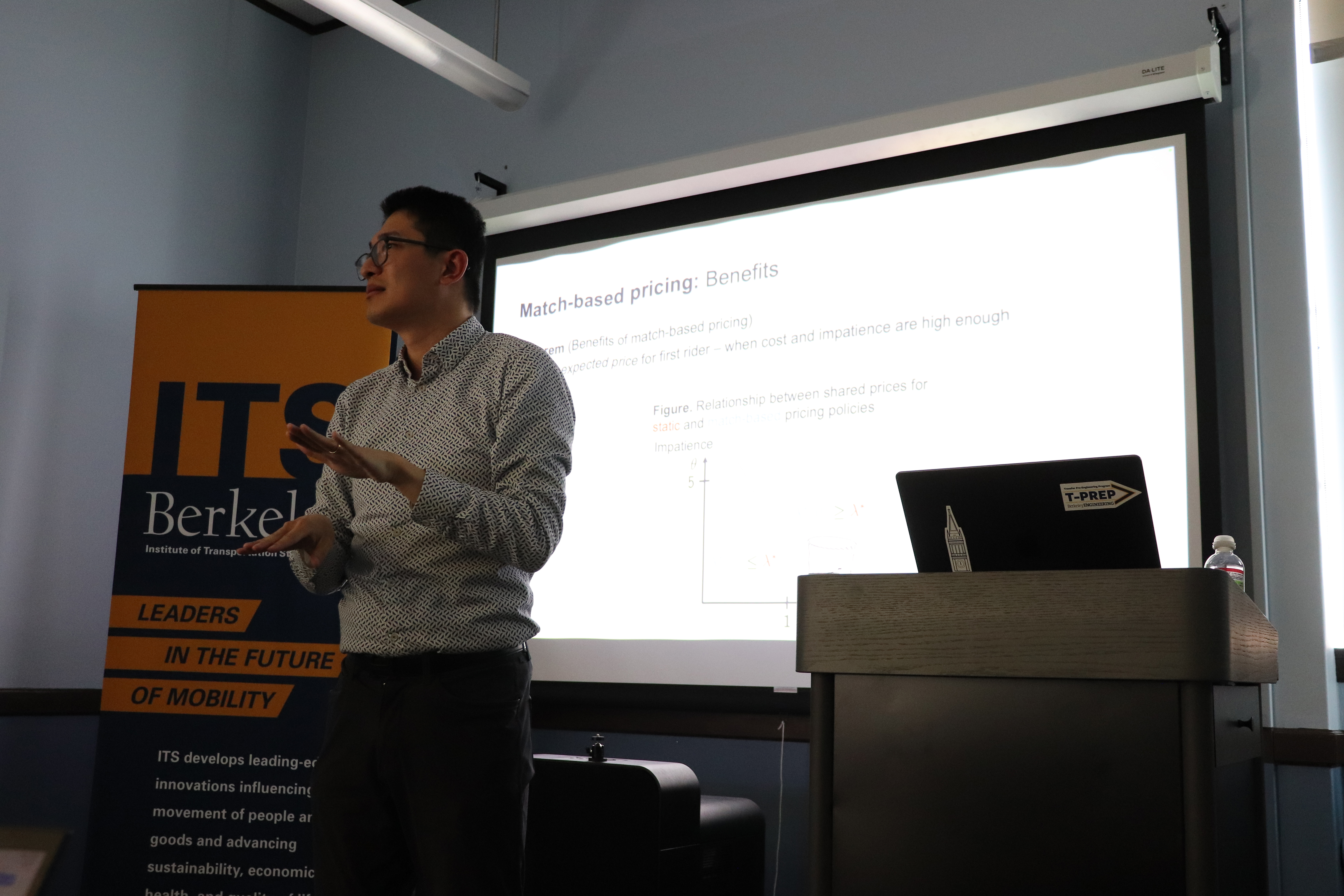 Chiwei Yan presents with enthusiasm at the ITS Seminar Chiwei Yan presents with enthusiasm at the ITS Seminar